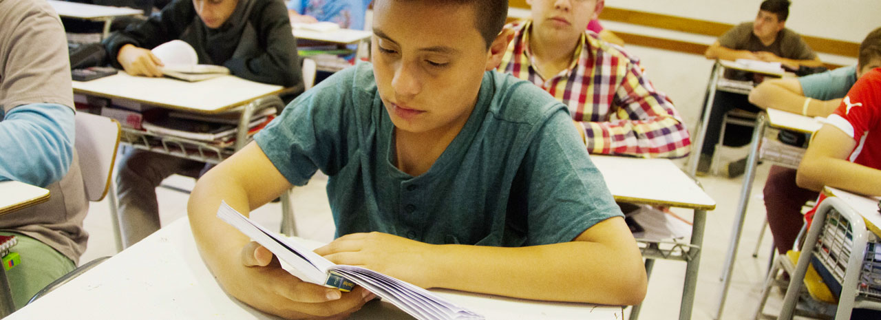 Cierre de escuelas públicas amenaza la educación de alumnos de escasos recursos