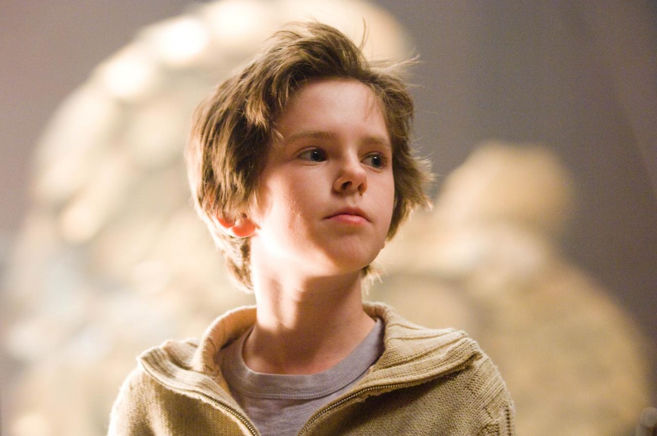 August Rush: Sebuah Simfoni Kehidupan yang Menggema dalam Torrent Harapan