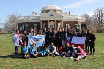 Youth Ambassadors, un programa que capacita jóvenes líderes de clase media a generar un impacto social