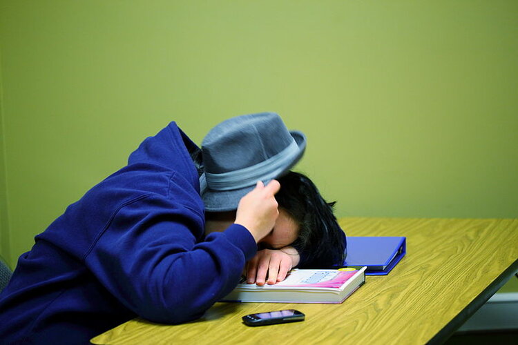 Patrones de sueño irregulares afectan el rendimiento académico