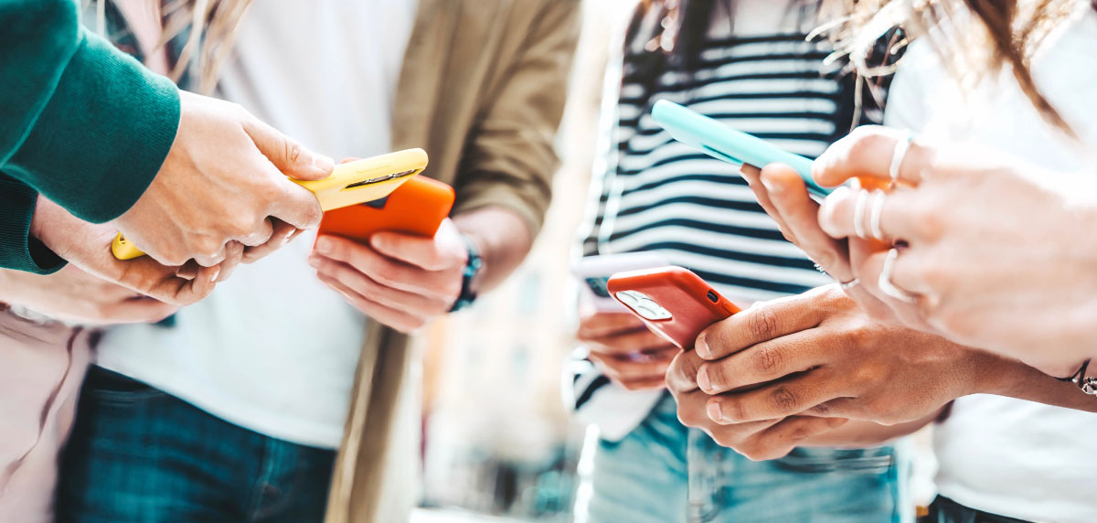 Uso de pantallas en la adolescencia: Conectados, pero Desconectados. ¿Prohibir o acompañar?