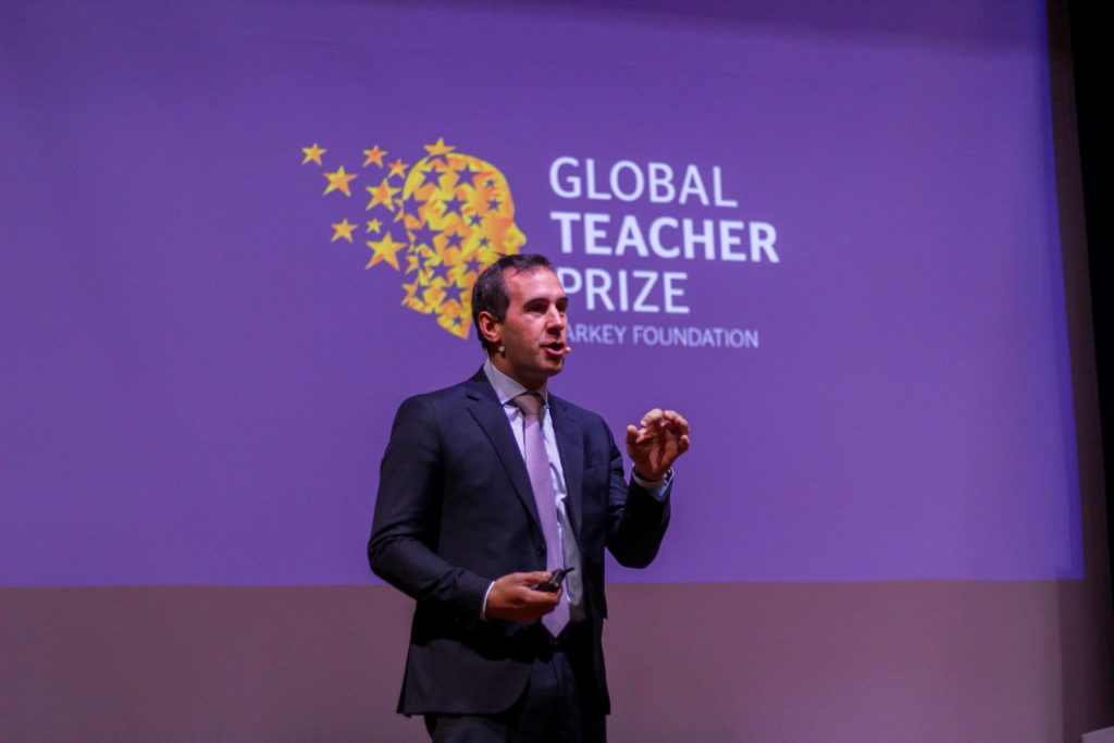 Agustín Porres dando su charla "Tendencias Globales en Educación del Carácter".
